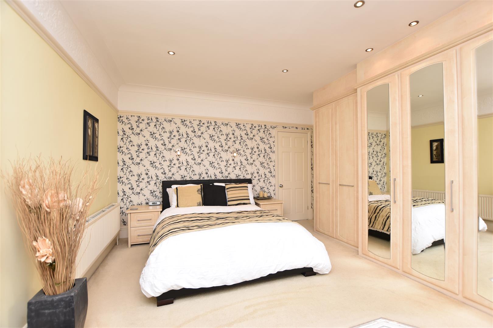 MASTER BEDROOM (FRONT)